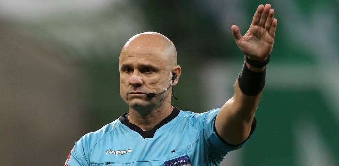 Trabalho dobrado! Novidade no dérbi, VAR confirma pênalti, expulsa jogador…