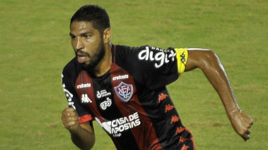 Zagueiro do Vitória diz que o clube se ‘apequena’: ‘Medo de virar um Criciúma’