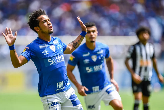 Ex-meia-atacante do Cruzeiro aciona o clube na justiça