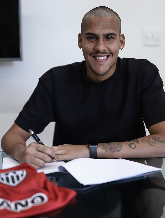 Jovem goleiro de clube da Série A renova contrato até 2024