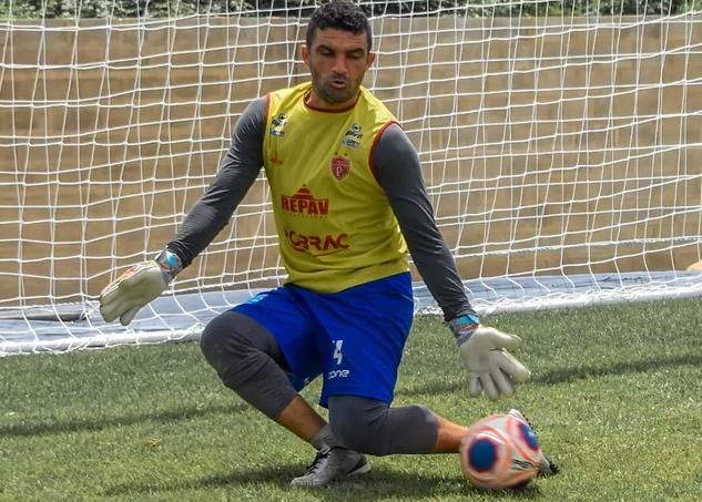 Após dois testes seguidos negativos, goleiro de 41 anos é internado com covid-19