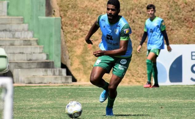 Volante não agrada e é dispensado por clube do Brasileirão