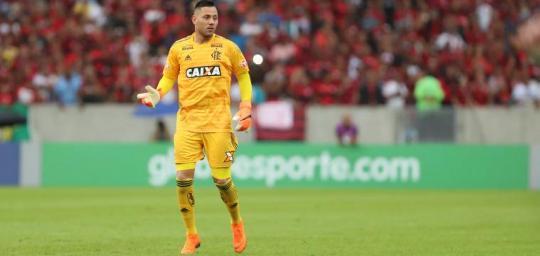 Diego Alves e Renê, machucados, devem desfalcar Flamengo contra o Volta Redonda