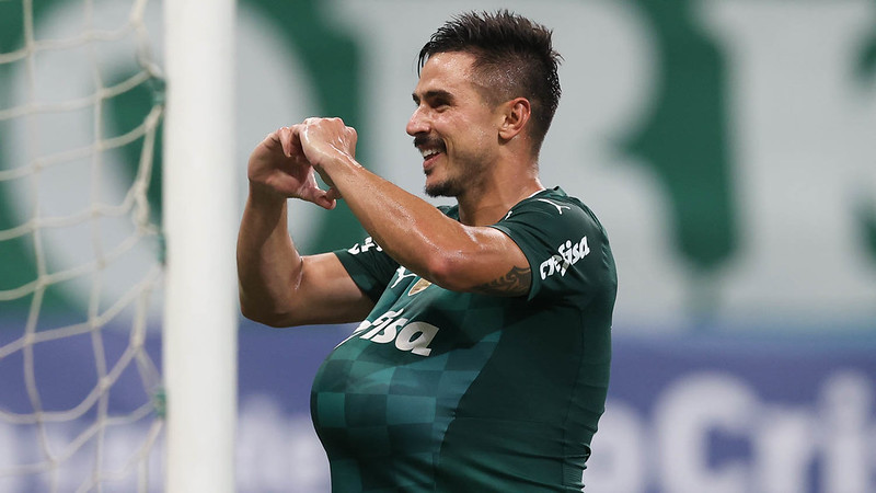 Palmeiras vence e segue vivo no Paulistão