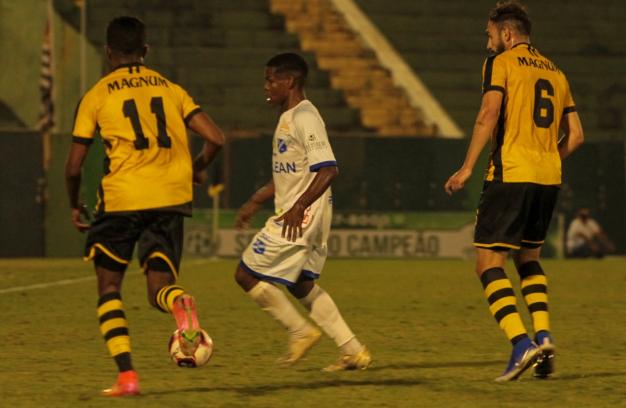 Taubaté fez grande partida na noite desta quinta-feira - Caíque Toledo/EC Taubaté Taubaté fez grande partida na noite desta quinta-feira - Caíque Toledo/EC Taubaté