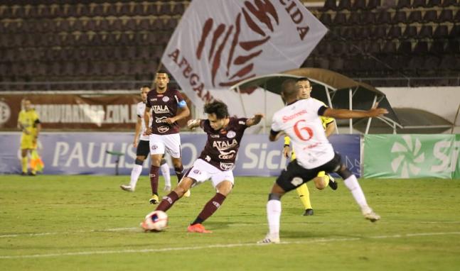 Vinicius Zanocelo foi um dos que mais buscaram o gol pela Ferroviária