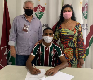 Clube da Série A profissionaliza jovem zagueiro com multa milionária