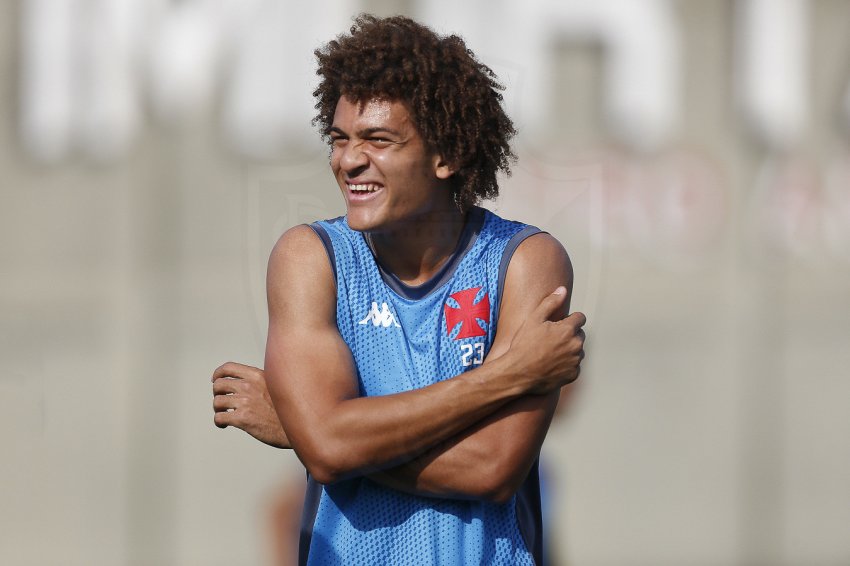 Lateral é mais um a entrar na Justiça contra o Vasco, mas tem rescisão negada