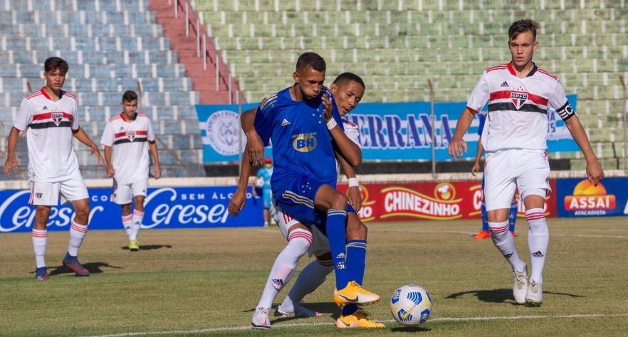 BRASILEIRO SUB-17: Com gol no fim, Cruzeiro e São Paulo empatam na estreia