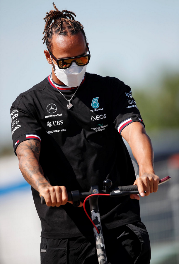 F1: Hamilton faz história, conquista 100ª pole na carreira e sai na frente na Espanha