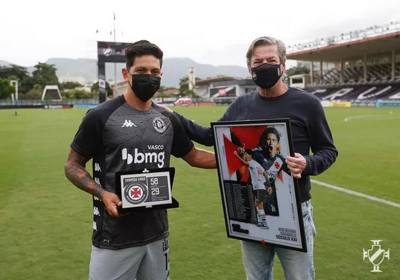 Atacante do Vasco recebe homenagem por quebrar recorde de gols