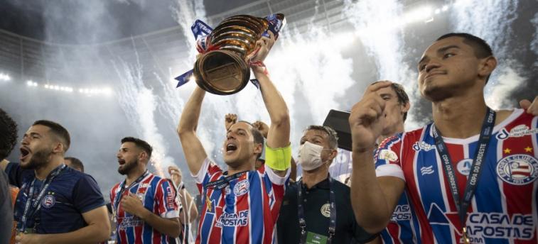 Após briga, Bahia recebeu o troféu de campeão e festejou