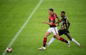Artilheiro do Flamengo lamenta chances perdidas: 