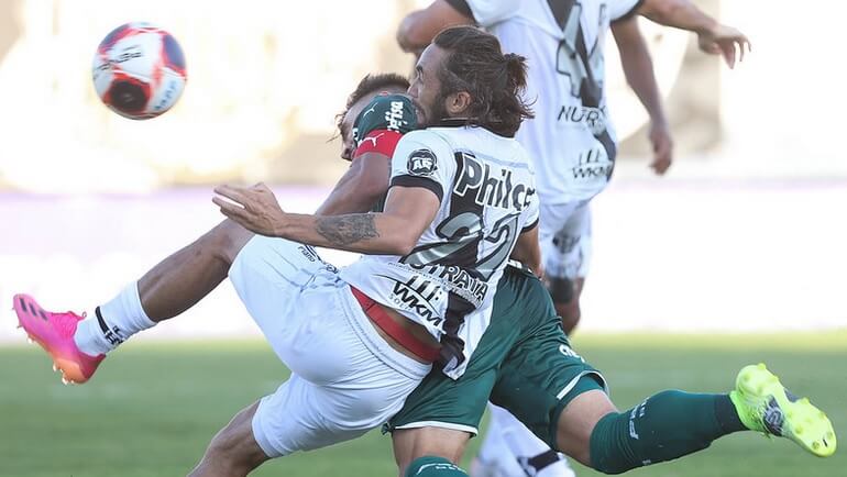 Willian se antecipa a Apodi para fazer o segundo do Palmeiras (Foto: Cesar Greco/Agência Palmeiras)