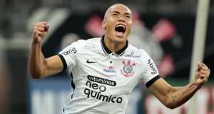 Emocionado, jovem Mandaca comemora estreia com gol no Corinthians