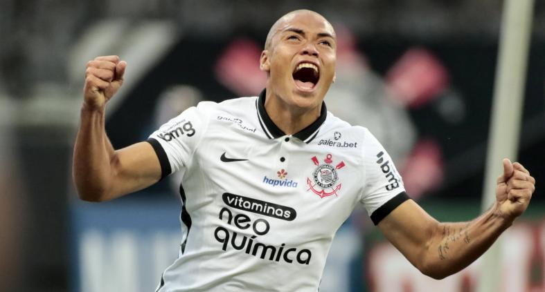 Emocionado, jovem Mandaca comemora estreia com gol no Corinthians