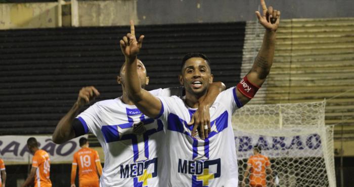 Capitão Rodrigo Sam comemorando o gol. (Foto: Michael Sanches / Água Santa)