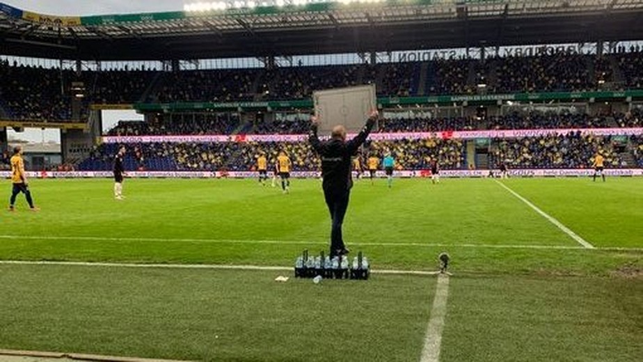Técnico escreve em quadro para orientar os seus jogadores na Europa