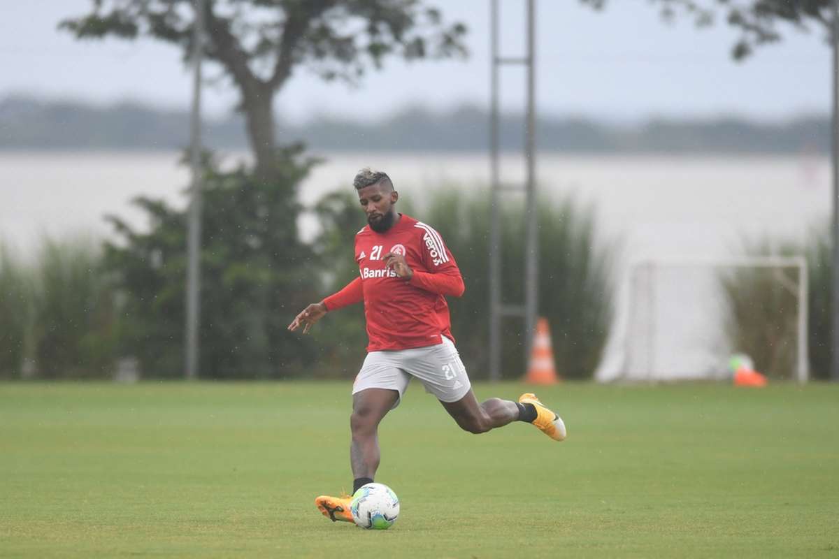 Sem grana, Internacional confirma saída de lateral-direito