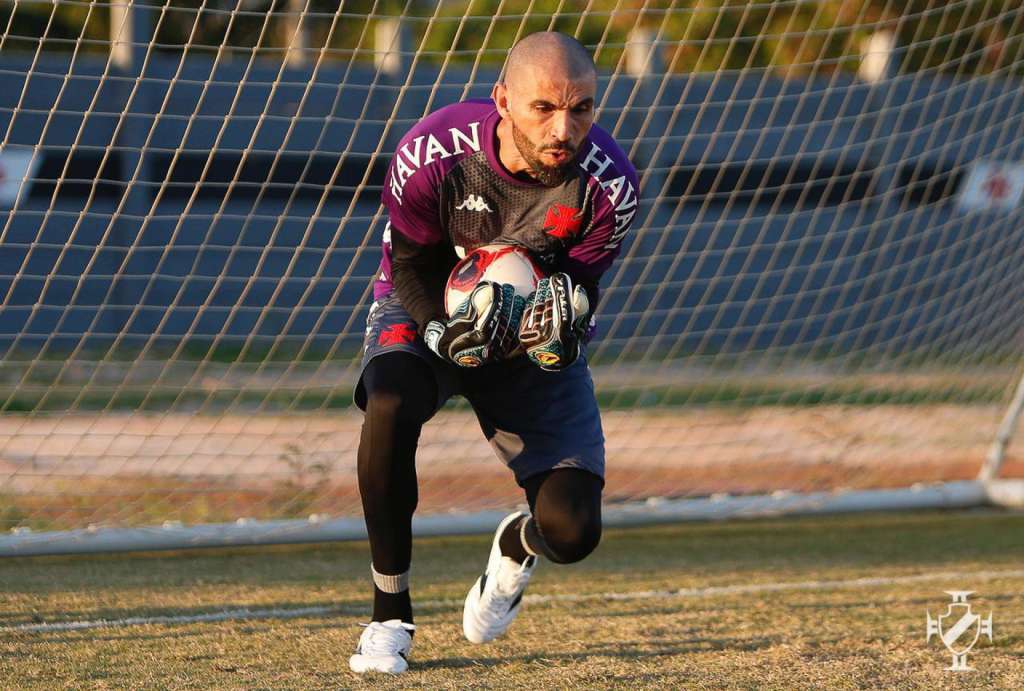 Goleiro do Vasco cita vontade de fazer história: ‘Essa camisa é pesada’