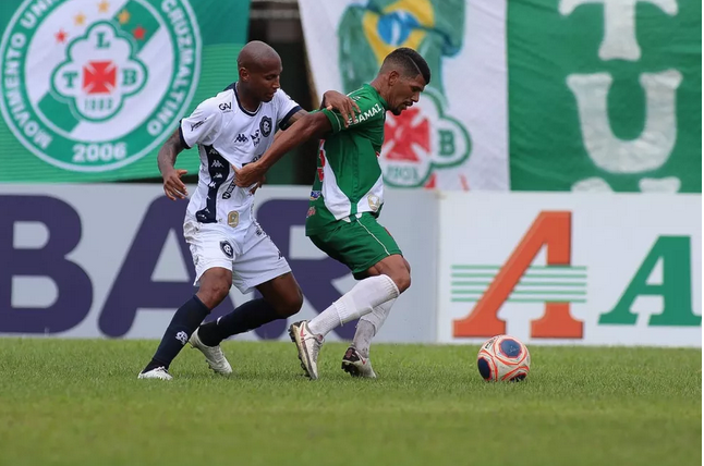 Dirigente de clube é flagrado consumindo bebida alcoólica dentro do estádio