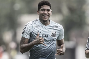 Após sete meses de recuperação, atacante de gigante paulista retorna aos treinos