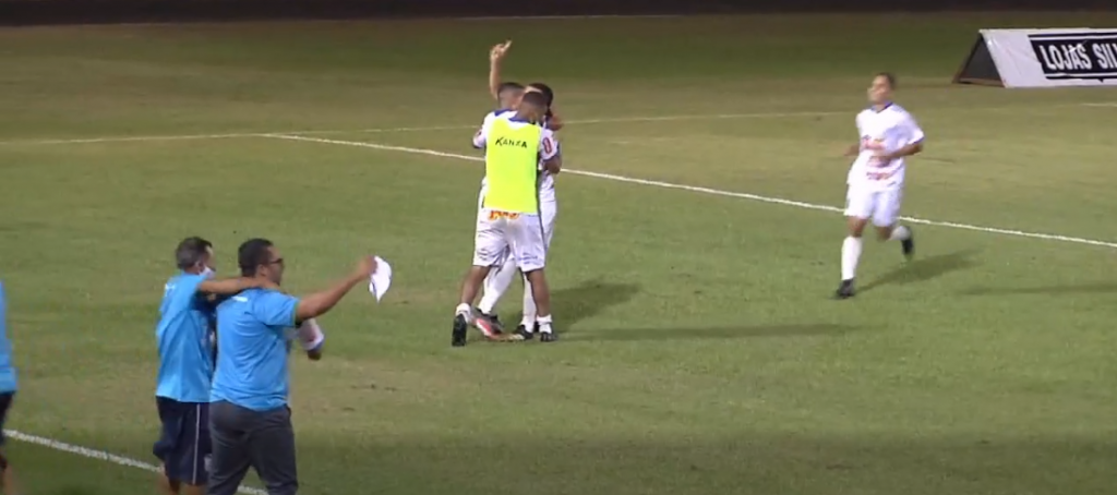 Albert Rocha comemora o gol da vitória aos 37 minutos - Foto: Reprodução / Mycujoo TV Albert Rocha comemora o gol da vitória aos 37 minutos - Foto: Reprodução / Mycujoo TV