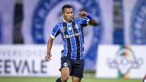 Recuperado da covid-19, atacante retorna aos treinos no Grêmio