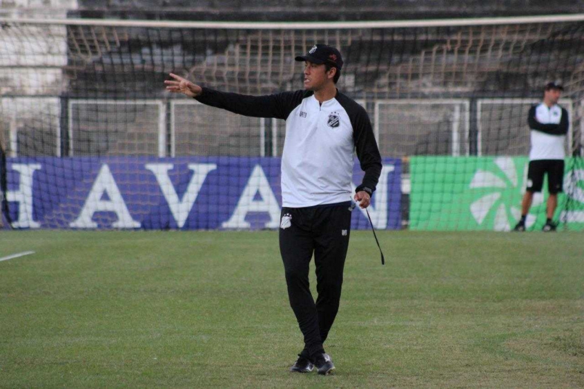 Técnico da Inter falar em dor ao relembrar familiares mortos pela Covid-19