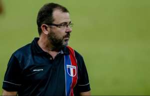 Ex-treinador de clube da Série A tem melhora e é transferido ao quarto após enfarte