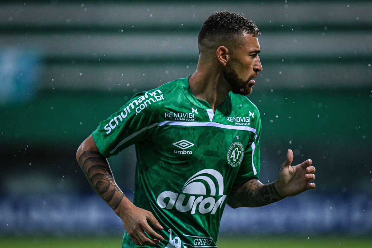 Após tentativas de renovação, Chapecoense rescinde empréstimo com Paulinho Moccelin