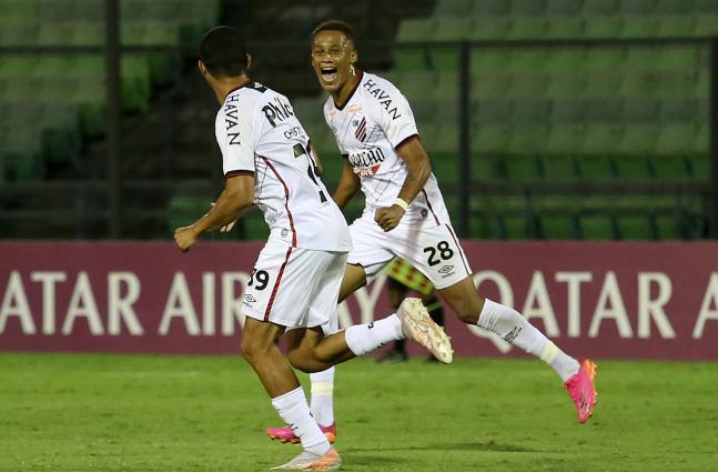 Vitinho comemora gol da vitória do Furacão fora de casa
