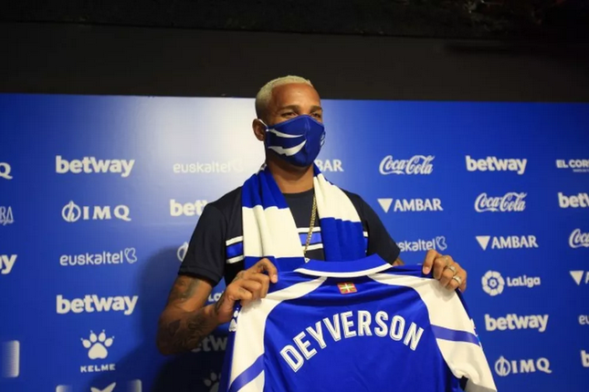 Deyverson se atira no gramado e provoca confusão em jogo do Campeonato Espanhol