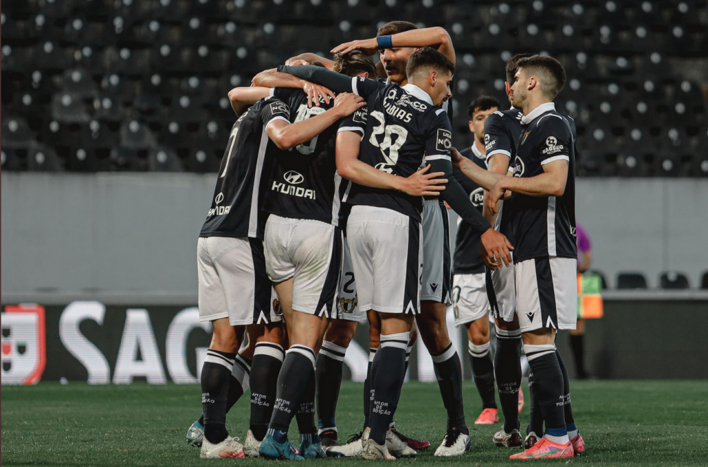 PORTUGUÊS: Fora de casa, Famalicão vira para cima do Vitória de Guimarães