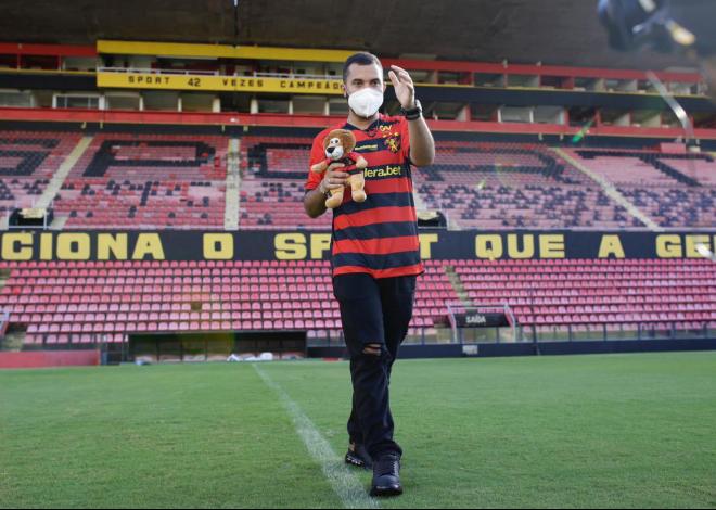 Gil do Vigor visita Ilha do Retiro e ganha brindes do Sport