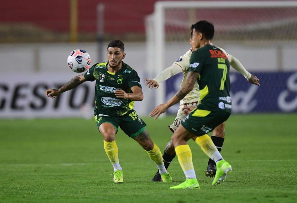 Defensa empata com Universitario