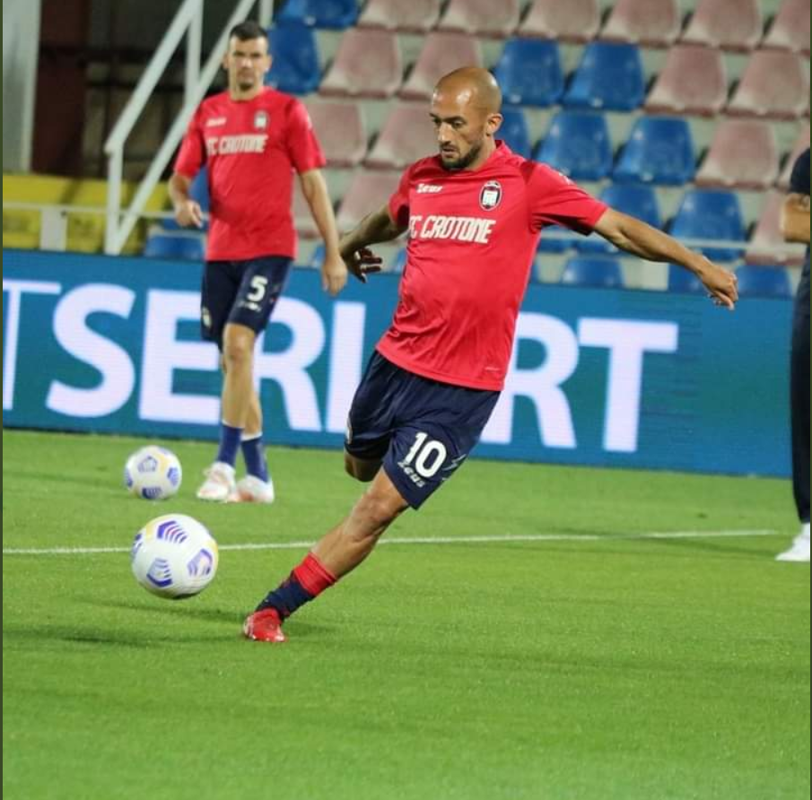 ITALIANO: Crotone abre 2 a 0, leva gol, mas segura pressão e bate o Verona