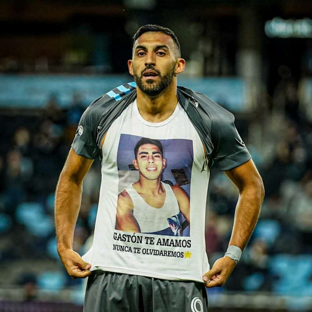 Ex-atacante do Cruzeiro marca gol e homenageia irmão que cometeu suicídio