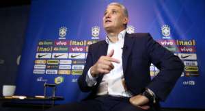 Tite exalta qualidade e liderança de 'veteranos' Thiago Silva e Daniel Alves