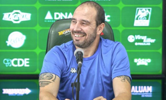 Guarani repudia especulações e confirma permanência de treinador