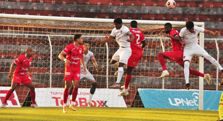 Seis gols e nenhum vencedor. (Foto: Bruno Freitas/Noroeste)
