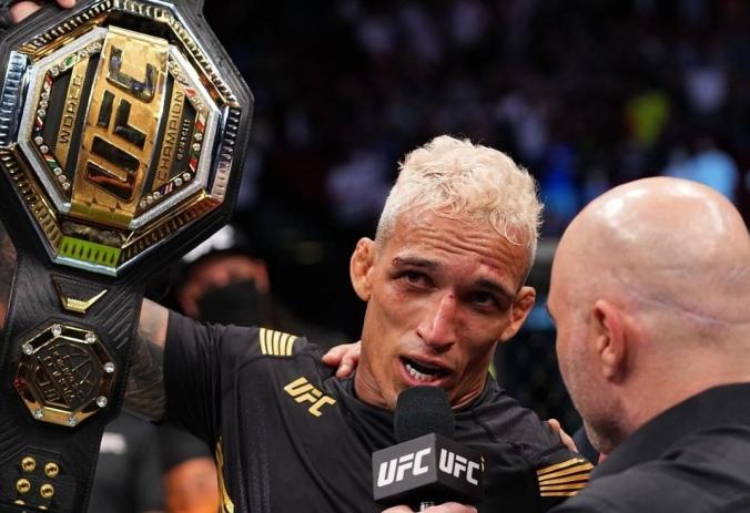 Charles com o cinturão: 'Venceu a favela'