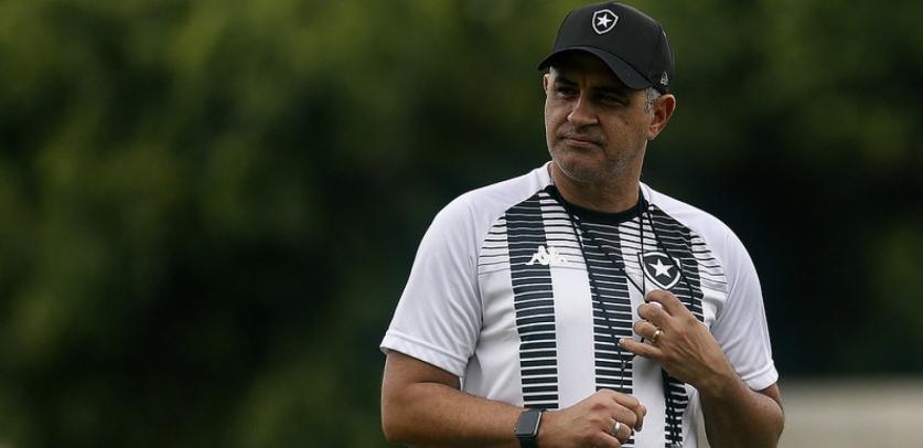 Marcelo Chamusca cobra evolução do Botafogo após derrota em casa para o Vasco