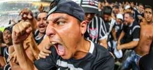Torcida do Corinthians protesta fora do estádio após derrota para o Palmeiras