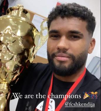 Igor Silva com troféu e medalha