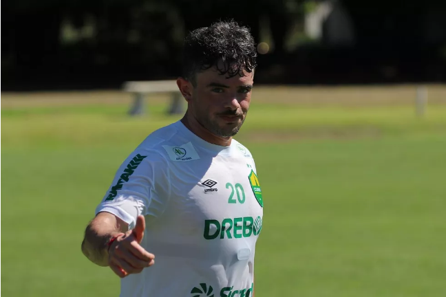 Time do Brasileirão renova com lateral que está emprestado do Atlético-MG