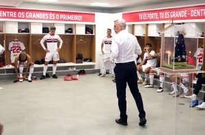 De olho no Palmeiras, São Paulo decide liderança do grupo com Racing