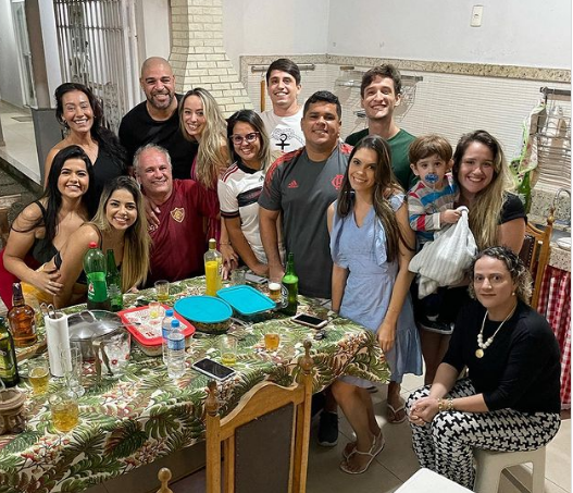 Adriano Imperador faz churrasco com a família e apresenta nova namorada