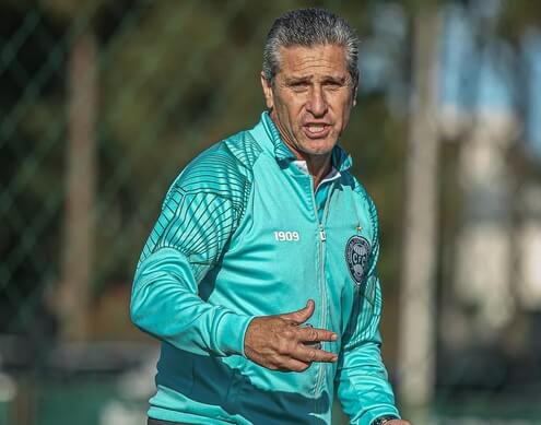 Ex-treinador do Vasco e mais um ganham força no Guarani