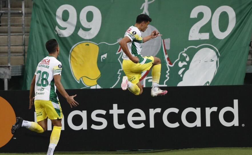 Jogadores do Defensa y Justicia comemoram um dos quatro gols sobre o Palmeiras Jogadores do Defensa y Justicia comemoram um dos quatro gols sobre o Palmeiras